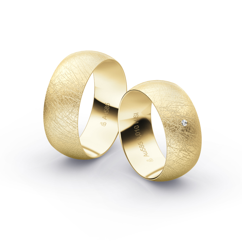 Aufnahme von breiten Eheringen aus Gelbgold mit Diamanten und Eismattierung