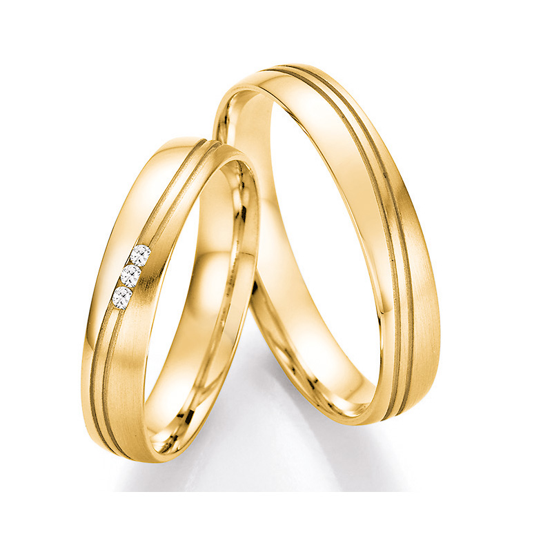 Süße Eheringe aus Gelbgold mit parallenen Rillen und Diamanten 4560064