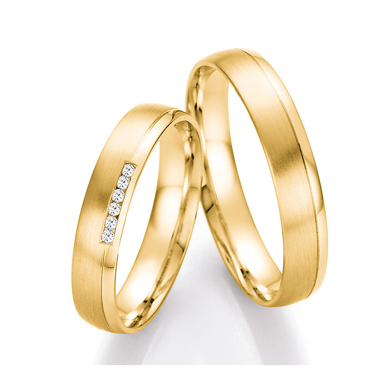 Aufregende Eheringe aus Gelbgold mit Diamanten und Längsmattierung 4560067