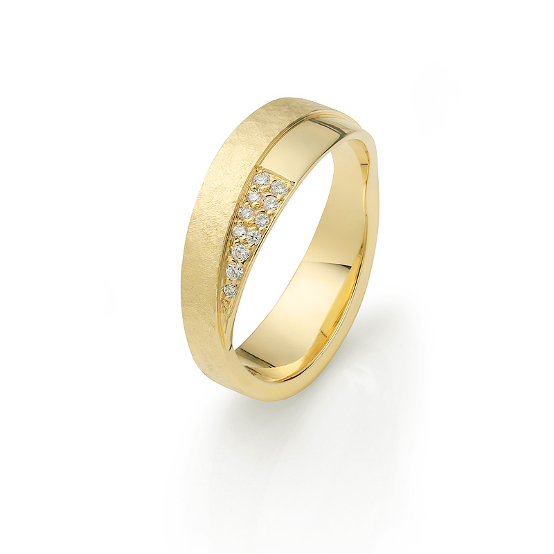Aufnahme von Gelbgold Eheringen mit gehämmerter und polierter Flächen und Diamanten