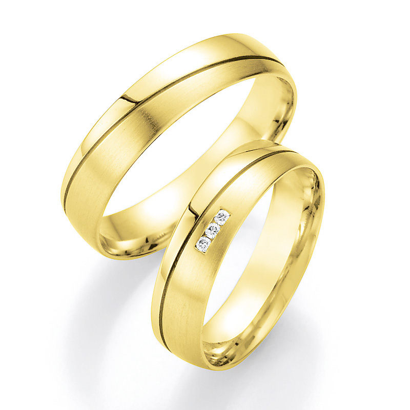 Aufnahme von Eheringe aus Gelbgold mit 3 Diamanten mit Polierung und Mattierung 