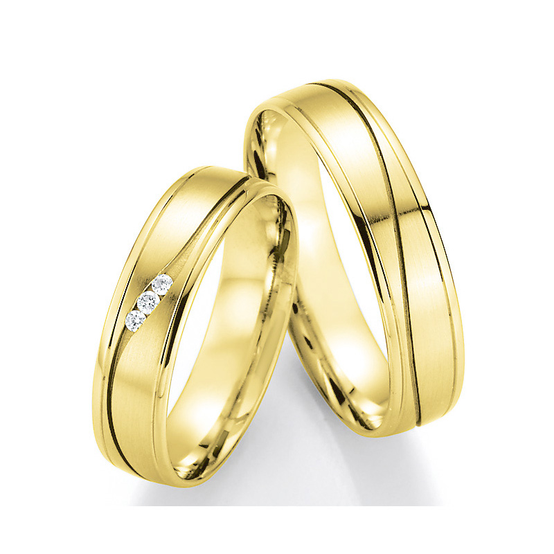 Aufnahme von Eheringen aus Gelbgold mit polierten Rändern und Diamanten in sandmatter Rille