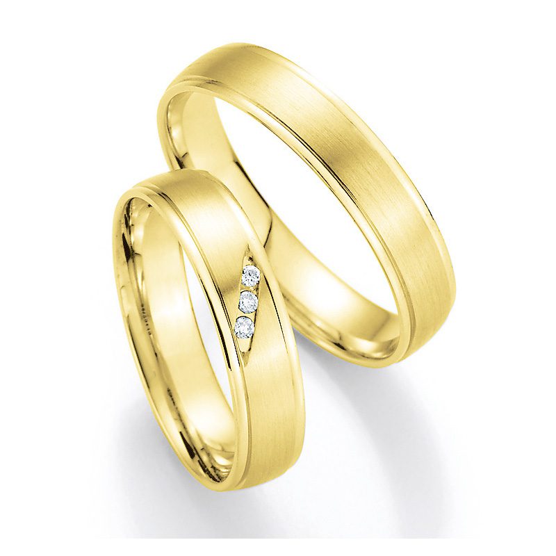 Aufnahme von Eheringen aus Gelbgold matt mit 3 Diamanten und polierten Rändern
