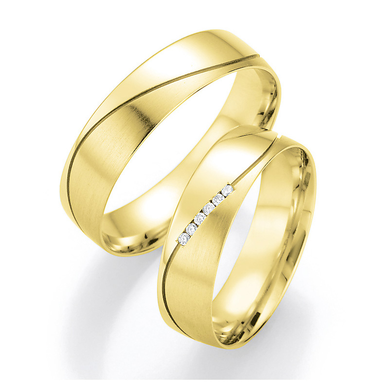 Aufnahme von Eheringen aus Gelbgold mattiert und poliert mit Rillen und Diamanten 