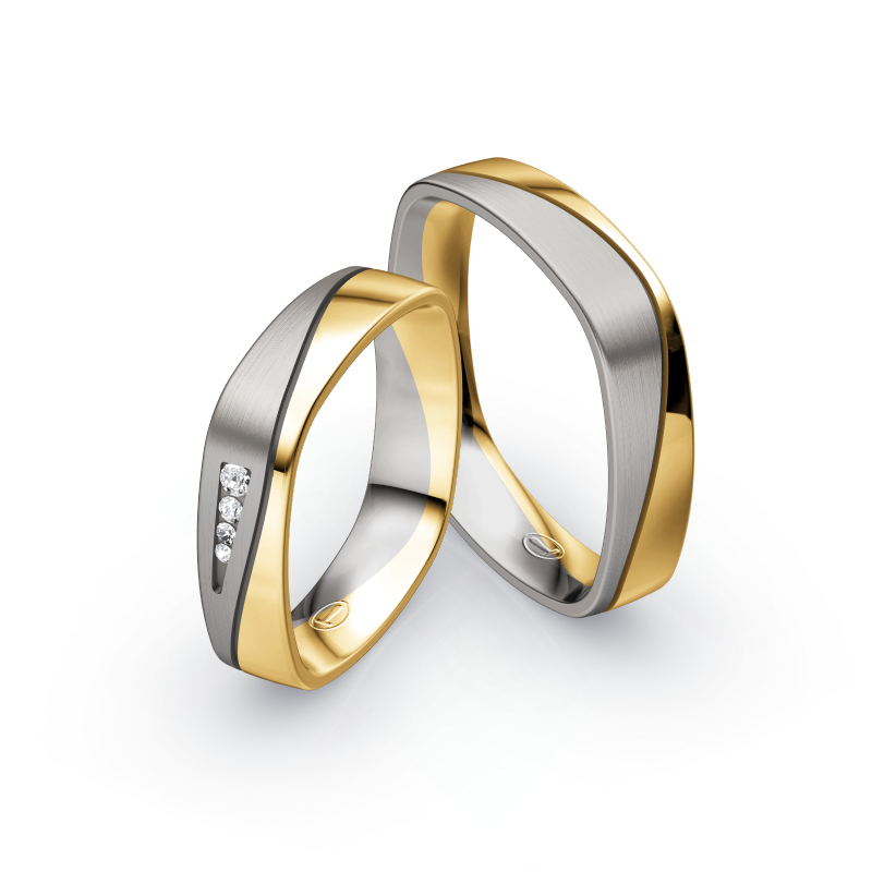 Aufnahme von Eheringen aus Palladium und Gelbgold mit vier Diamanten in eckiger Form