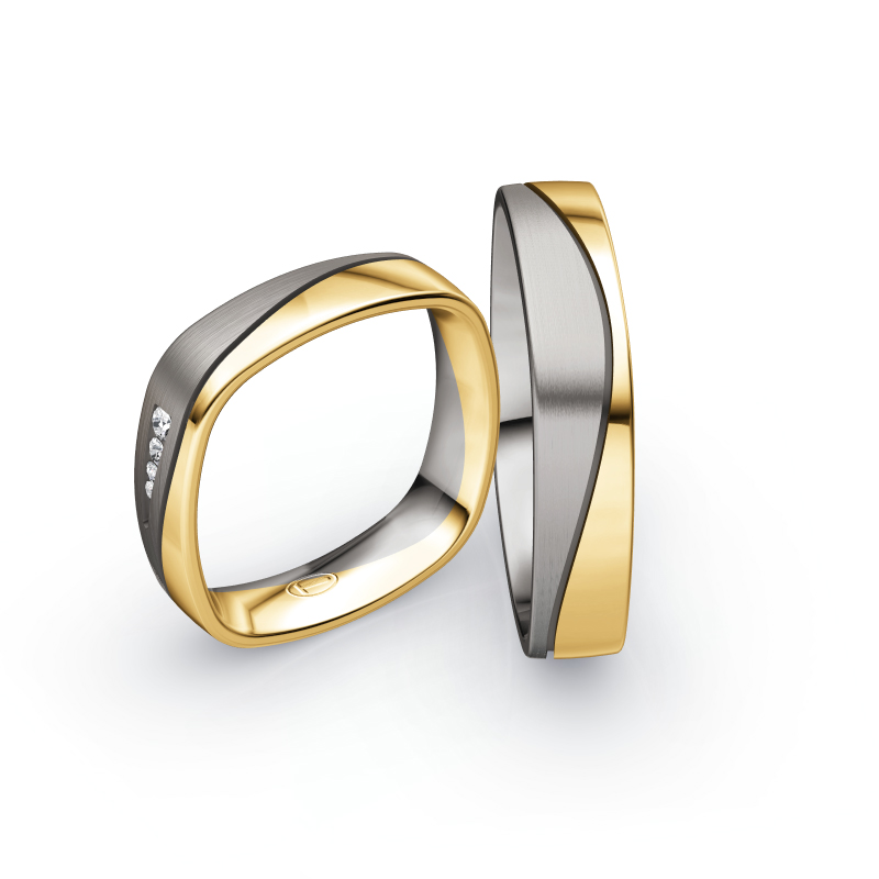 Aufnahme von Eheringen aus Palladium und Gelbgold mit vier Diamanten in eckiger Form