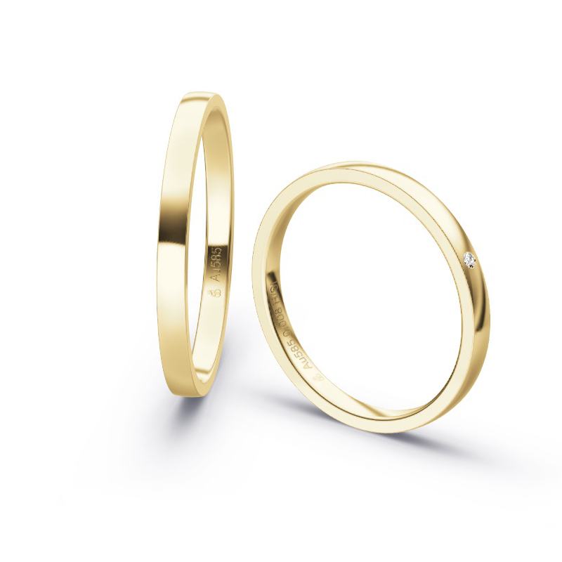 Aufnahme von schmalen Eheringen aus Gelbgold in 2 mm Breite mit Diamant und Polierung 