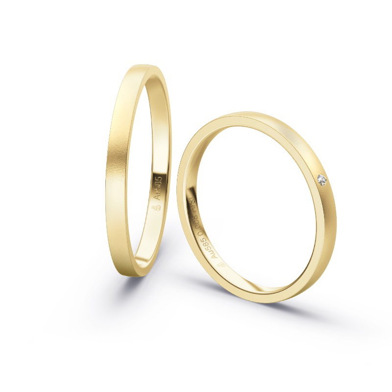 Aufnahme von schmalen Eheringen aus Gelbgold in 2 mm Breite mit Diamant und Sandmattierung