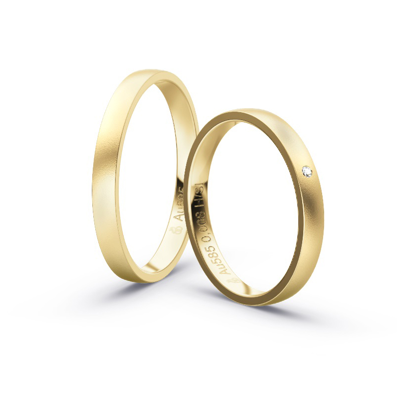 Aufnahme von schmalen Eheringen aus Gelbgold in 2,5 mm Breite mit Diamant und Sandmattierung