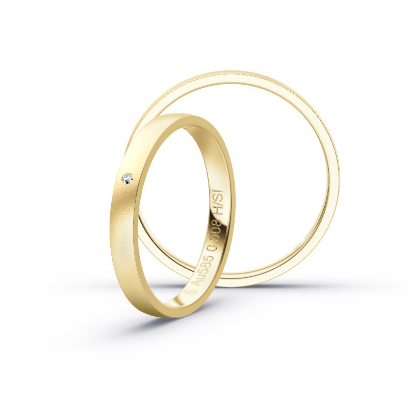 Aufnahme von schmalen Eheringen aus Gelbgold in 2,5 mm Breite mit Diamant und Sandmattierung