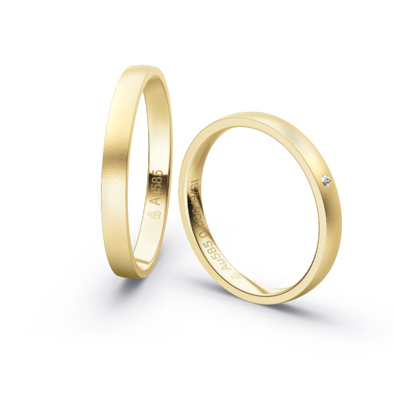Aufnahme von schmalen Eheringen aus Gelbgold in 2,5 mm Breite mit Diamant und Sandmattierung