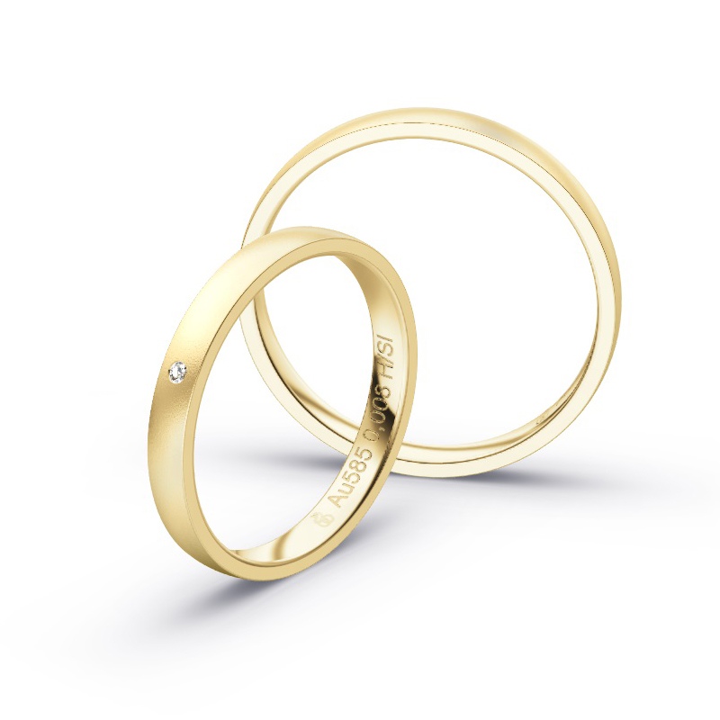 Aufnahme von schmalen Eheringen aus Gelbgold in 2,5 mm Breite mit Diamant und Sandmattierung