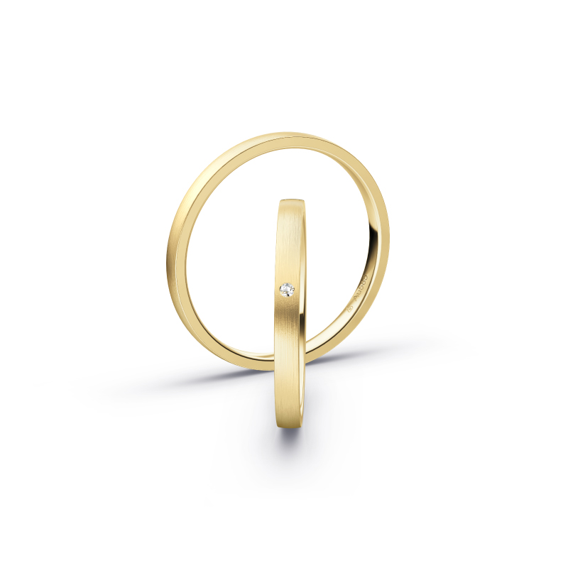 Aufnahme von schmalen Eheringen aus Gelbgold in 2 mm Breite mit Diamant und Mattierung 