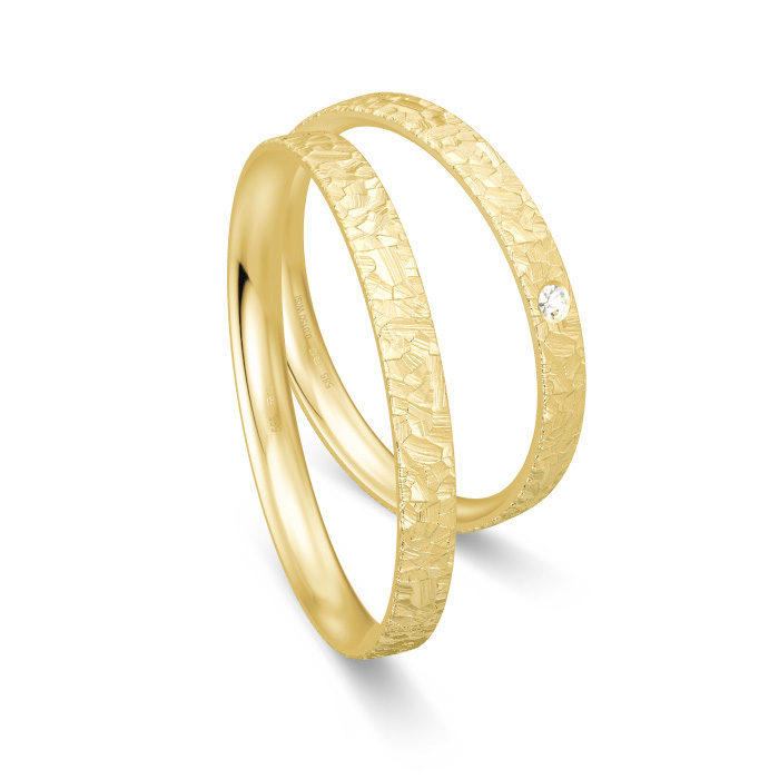 Aufnahme von Eheringen aus Gelbgold mit Diamanten und taktiler Oberfläche