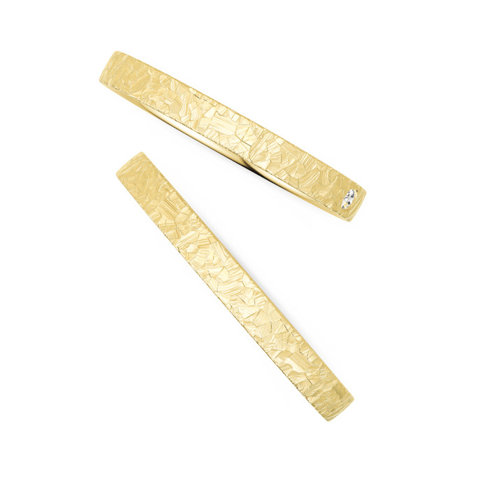 Aufnahme von Eheringen aus Gelbgold mit Diamanten und taktiler Oberfläche