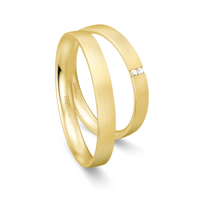 Aufnahme von Eheringen aus Gelbgold mit Diamanten in Rille positioniert