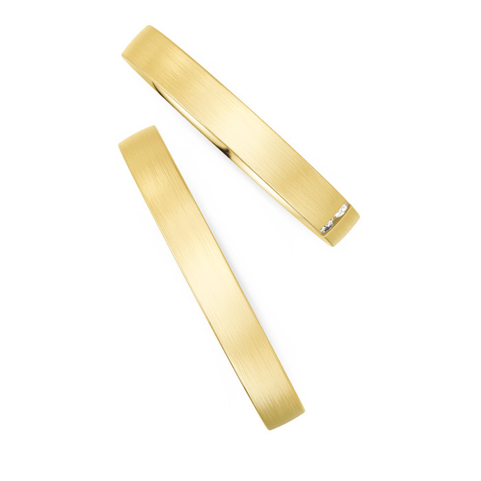 Aufnahme von Eheringen aus Gelbgold mit Diamanten in Rille positioniert