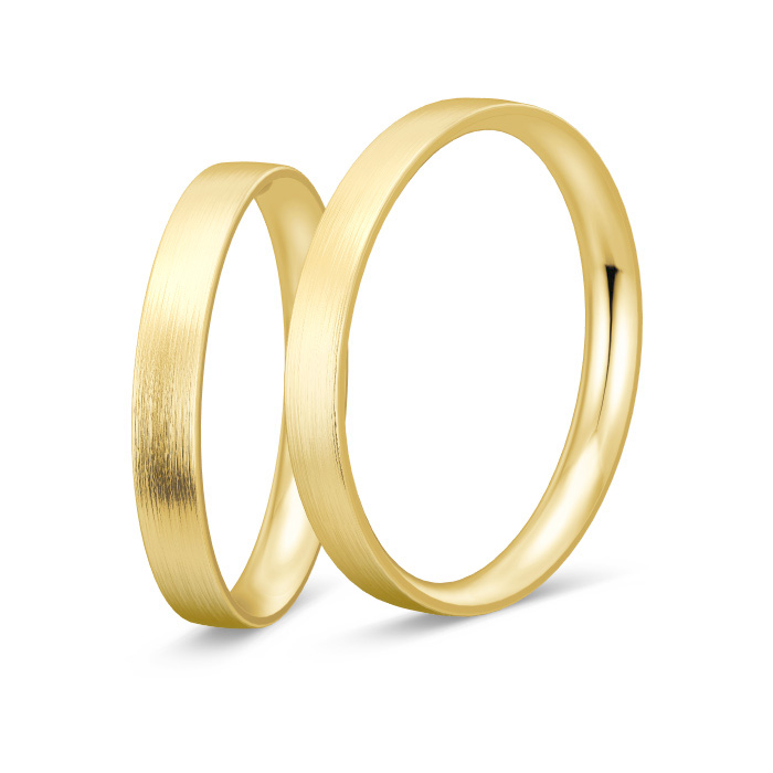 Aufnahme von Eheringen aus Gelbgold mit Diamanten in Rille positioniert