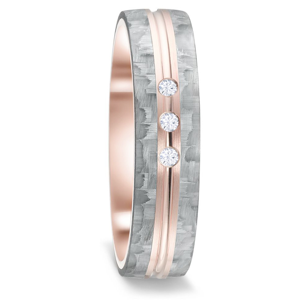 Frontale Aufnahme von Trauring aus grauem Carbon mit drei Diamanten und Roségoldstreifen