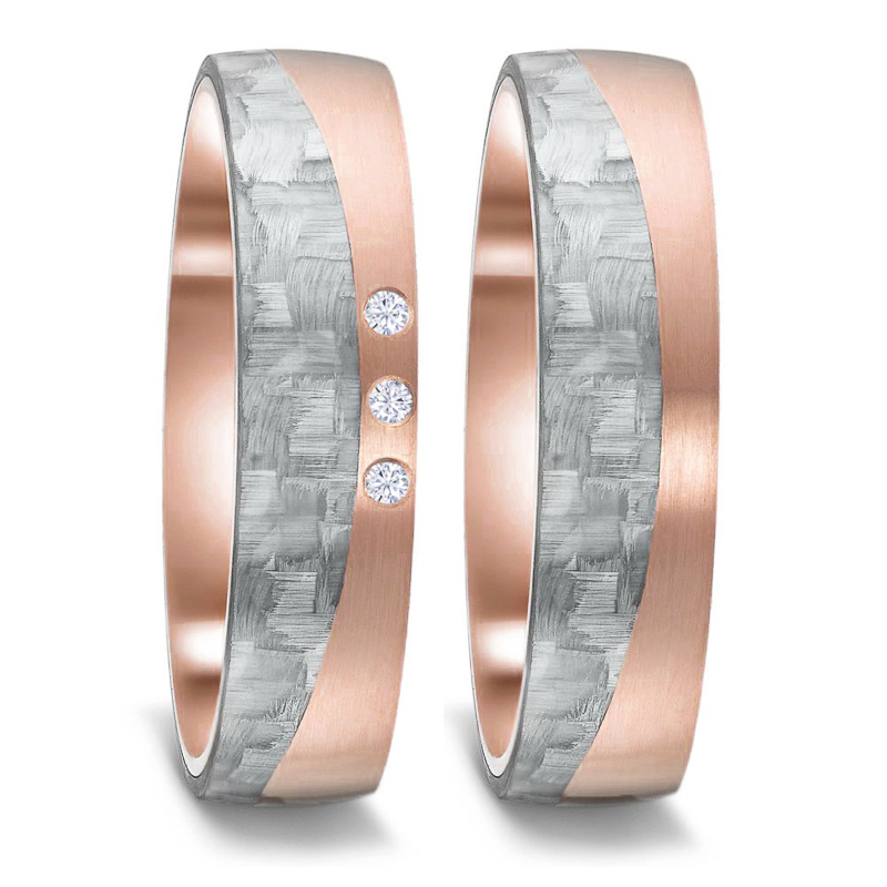 Aufnahme der Eheringe aus längstmattiertem Roségold mit Grey Carbon Einlsatz und 3 Brillianten