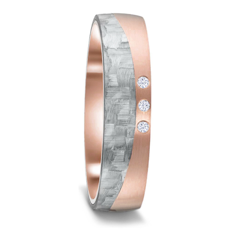 Aufnahme des Eherings aus längstmattiertem Roségold mit Grey Carbon Einlsatz und 3 Brillianten