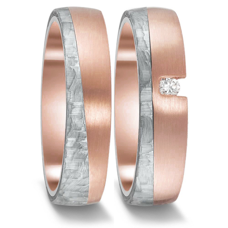 Aufnahme der Trauringe aus mattem Roségold mit Brillianten in Ausschnitt und Grey Carbon Einlsatz