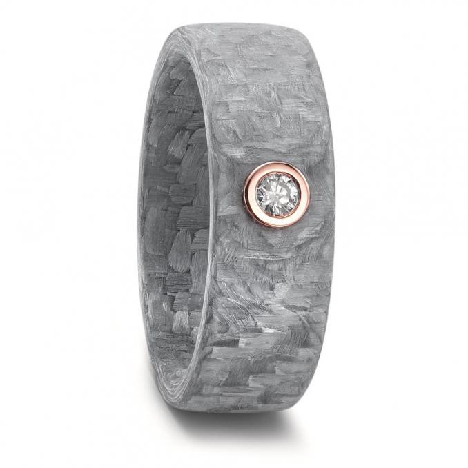 Aufnahme von Eheringen aus grauem Carbon & Rotgold und weißem Diamanten 