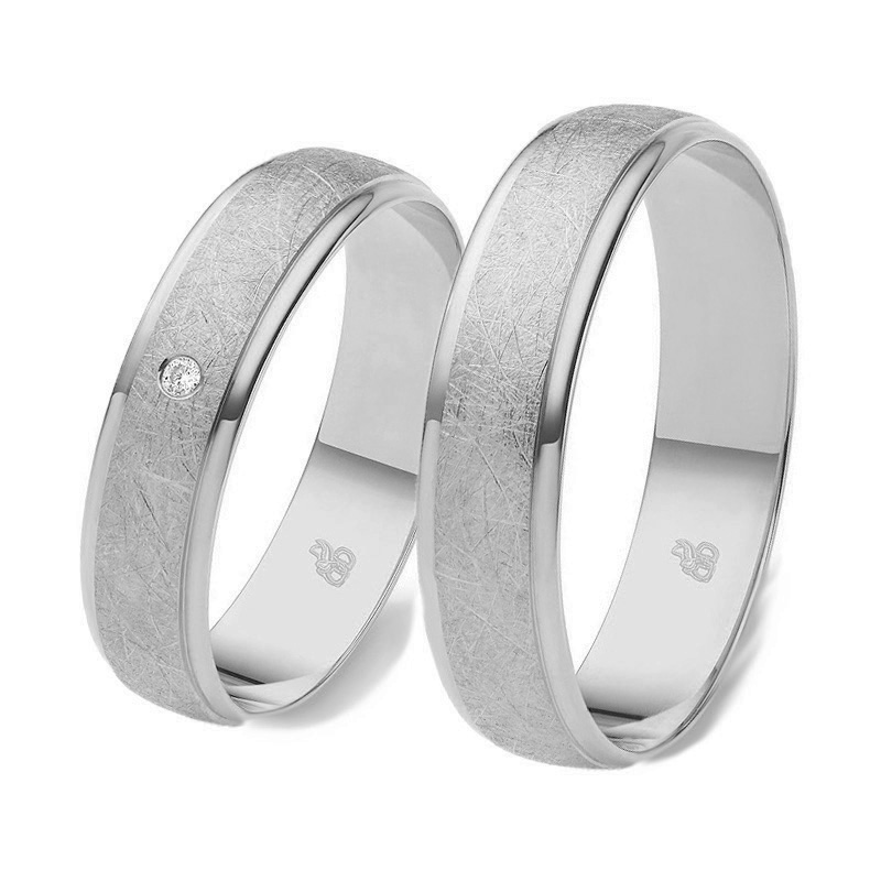 Eheringe aus Palladium 500 in eismattem Design mit Diamanten