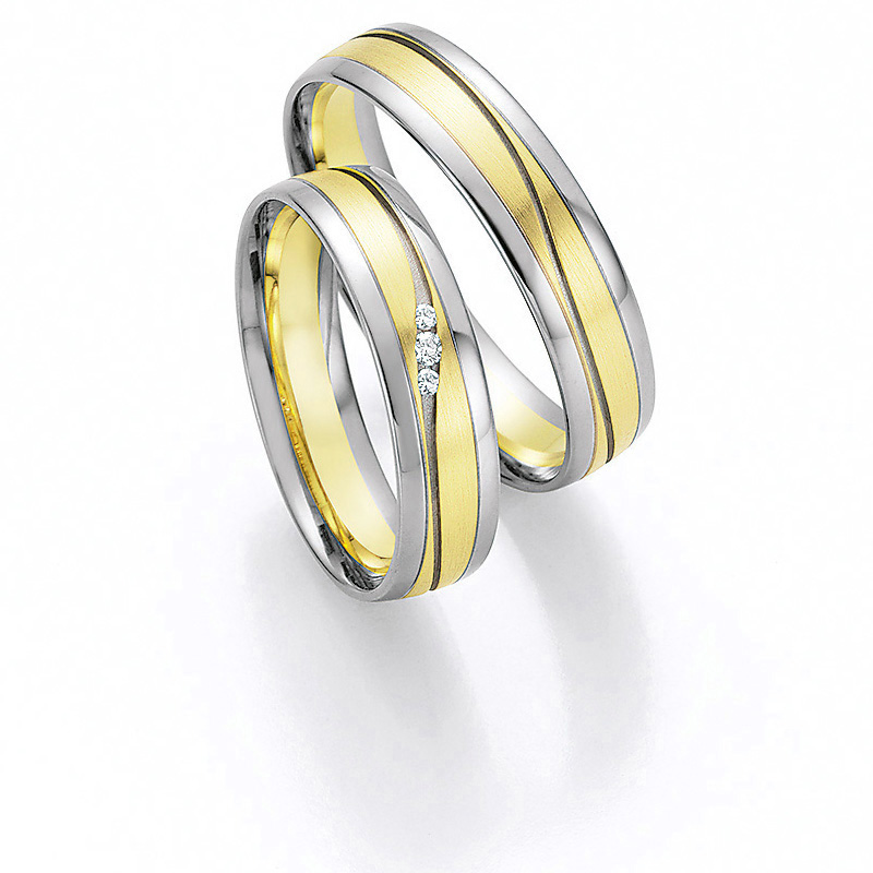 Aufnahme von Eheringen aus Palladium&Gelbgold mit sandmatter Rille und Diamanten
