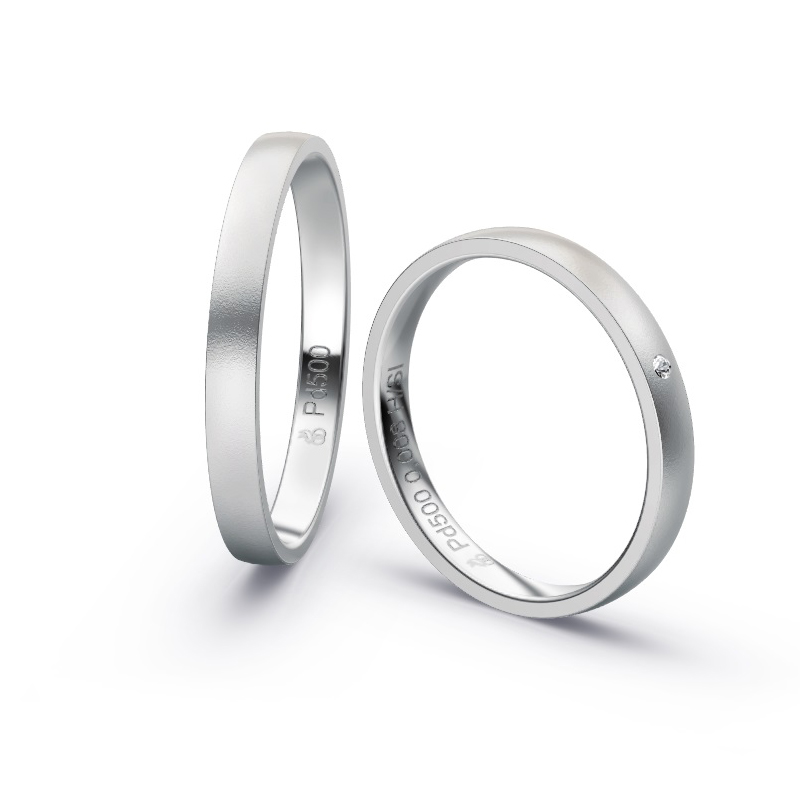 Aufnahme von schmalen Eheringen aus Palladium in 2,5 mm Breite mit Diamant und Sandmattierung