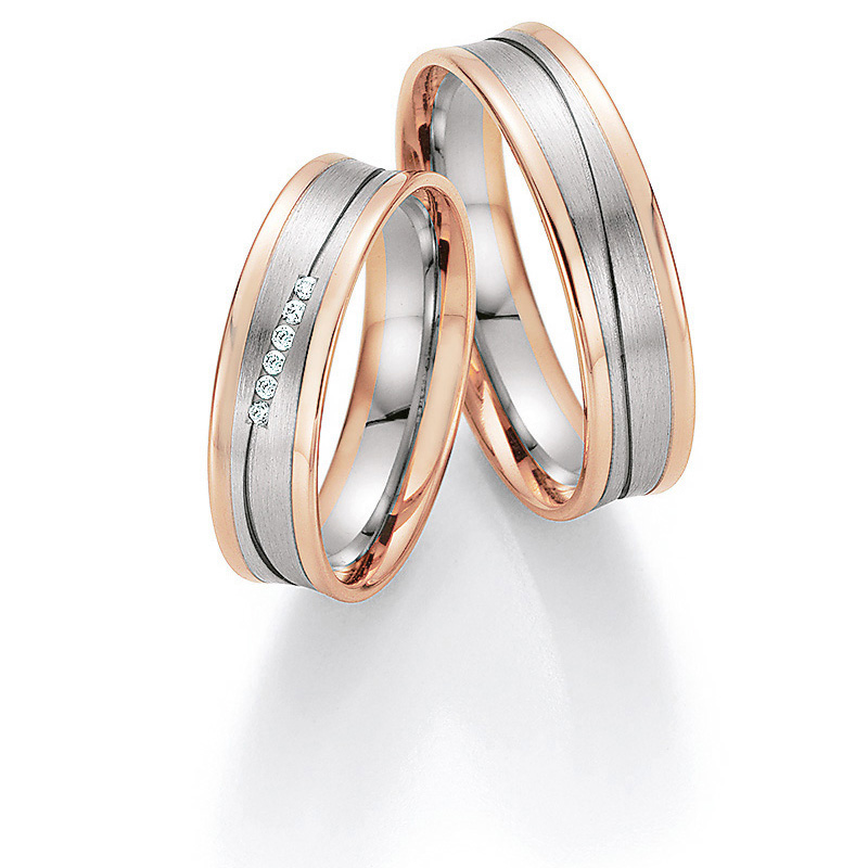 Aufnahme von Eheringen aus Palladium & Roségold leicht konkaver Form mit Diamanten