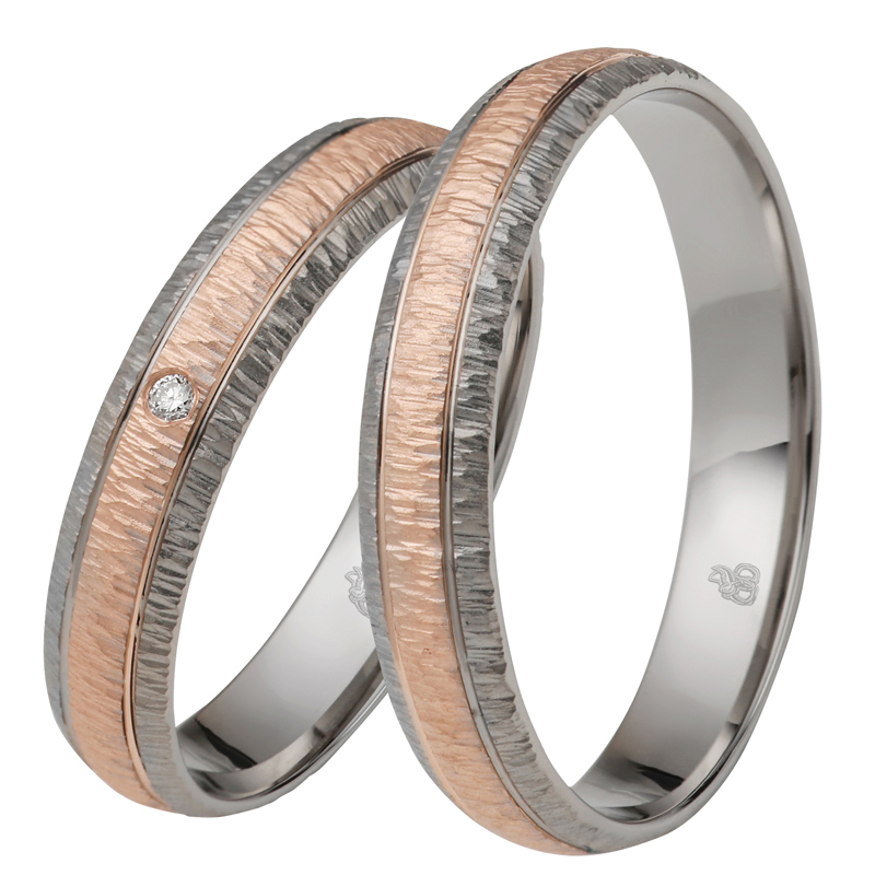 Aufnahme von außen gerundeten Rosésgold&Palladium Eheringen mit Diamanten und Strukturierung
