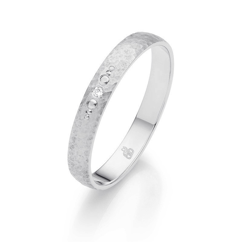 Platin Ehering mit Diamanten und seitlichem Kreismuster in Hammerschlag-Design