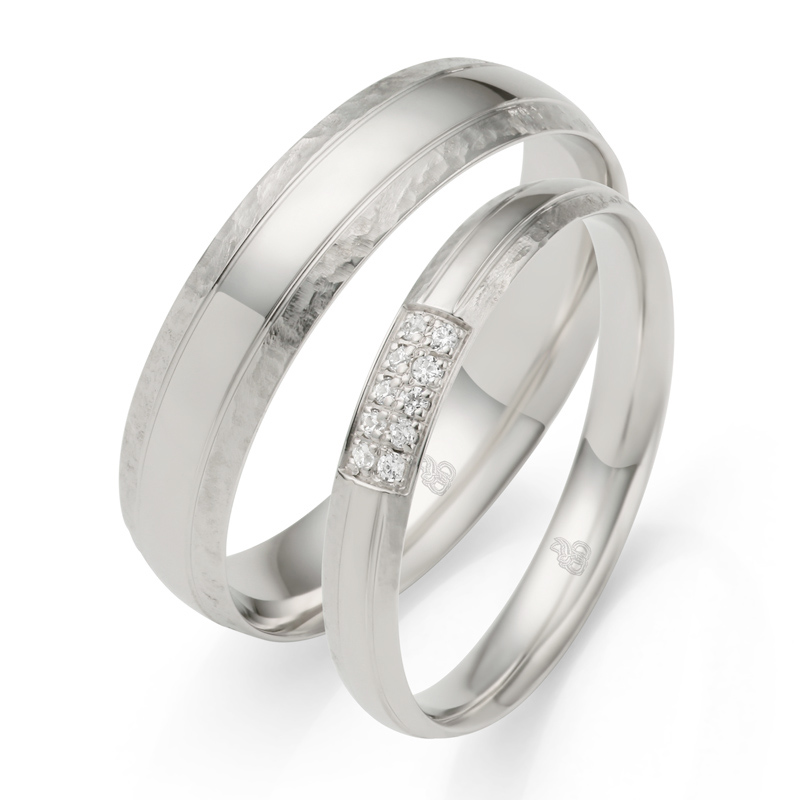Platin Eheringe mit Diamanten und Polierung Hammerschlag breiter Herrenring und schmaler Damenring 