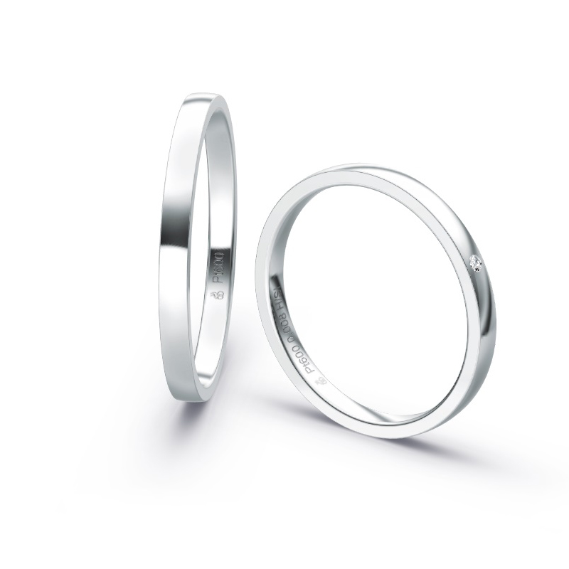 Aufnahme von schmalen Eheringen aus Platin in 2,5 mm Breite mit Diamant und Polierung 