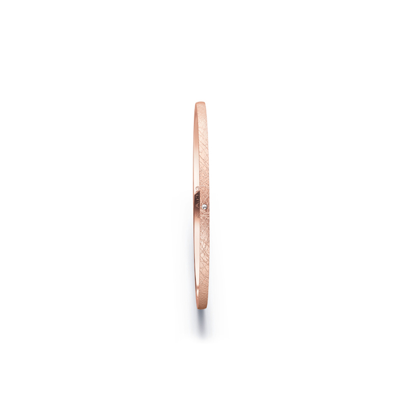 Aufnahme von schmalen Ehering aus Rosegold in 1 mm Breite mit Diamant und Eismattierung 