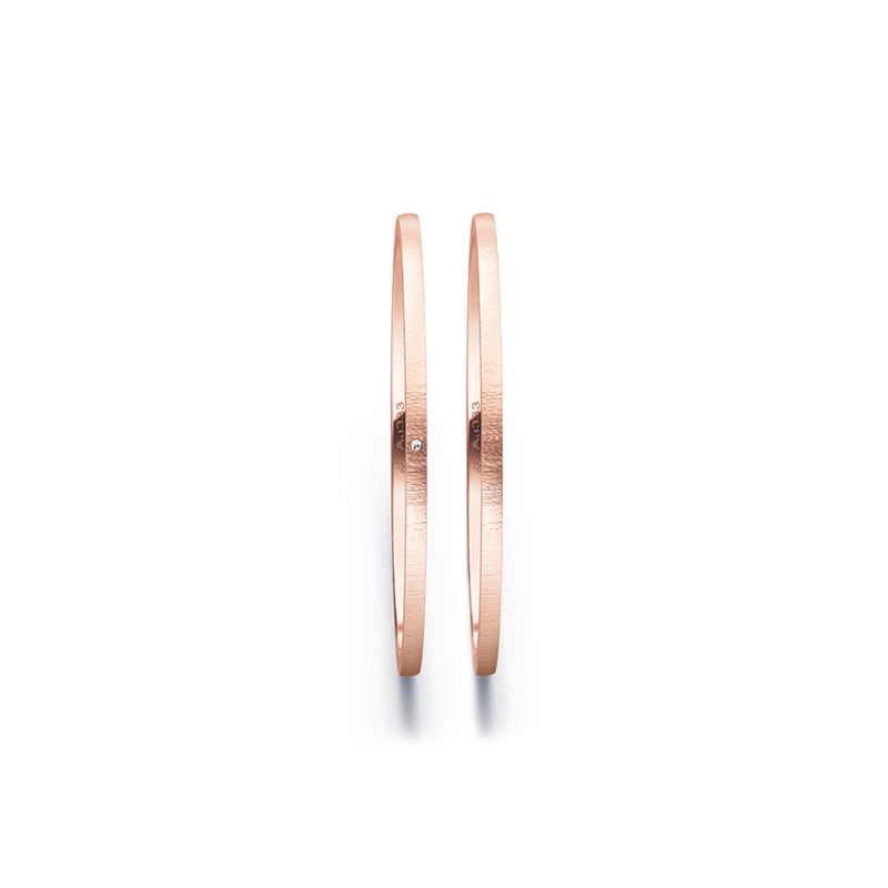 Aufnahme von schmalen Eheringen aus Rosegold in 1 mm Breite mit Querbürstung und Diamant 