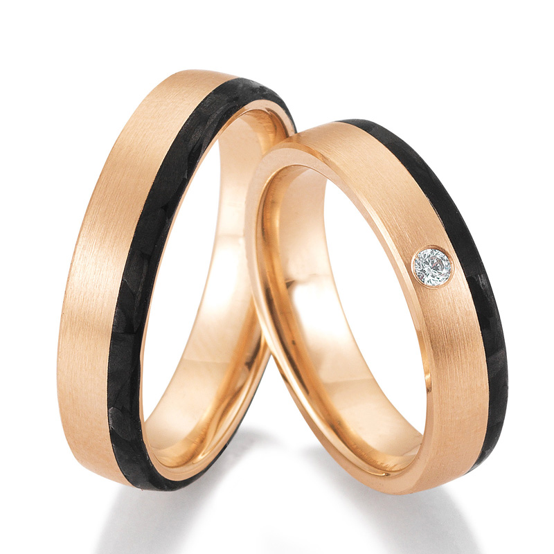Aufnahme von längsmatten Eheringen aus Rosegold mit Carbonstreifen und Diamanten