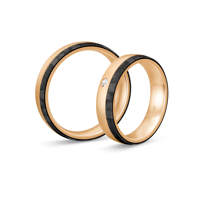 Aufnahme von längsmatten Eheringen aus Rosegold mit Carbonstreifen und Diamanten