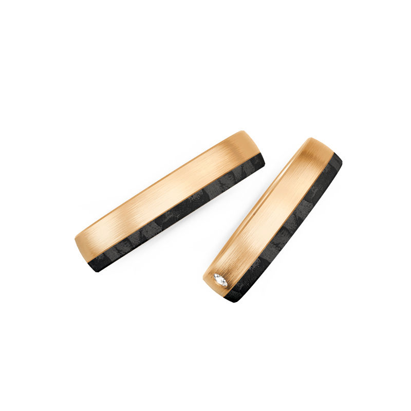 Aufnahme von längsmatten Eheringen aus Rosegold mit Carbonstreifen und Diamanten