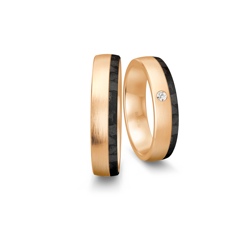 Aufnahme von längsmatten Eheringen aus Rosegold mit Carbonstreifen und Diamanten