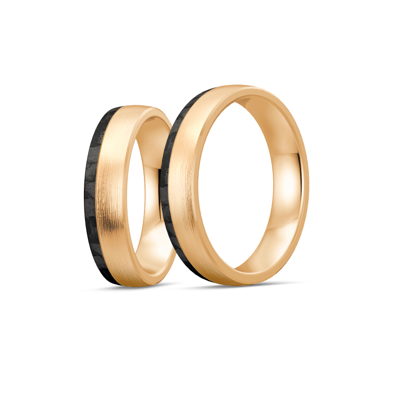 Aufnahme von längsmatten Eheringen aus Rosegold mit Carbonstreifen und Diamanten