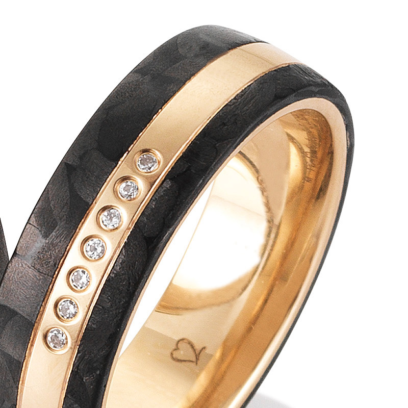 Aufnahme von bicoloren Eheringen aus Roségold mit Carbon und Diamanten einzeln gefasst