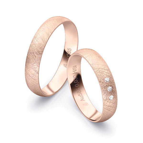 Aufnahme von eismattiert Rosegold Eheringen mit vielen Diamanten in 4 mm Breite