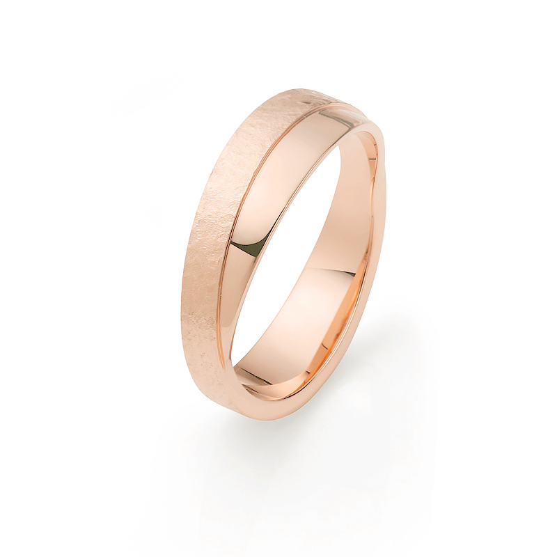 Aufnahme von Roségold Eheringen mit gehämmerter und polierter Flächen und Diamanten 