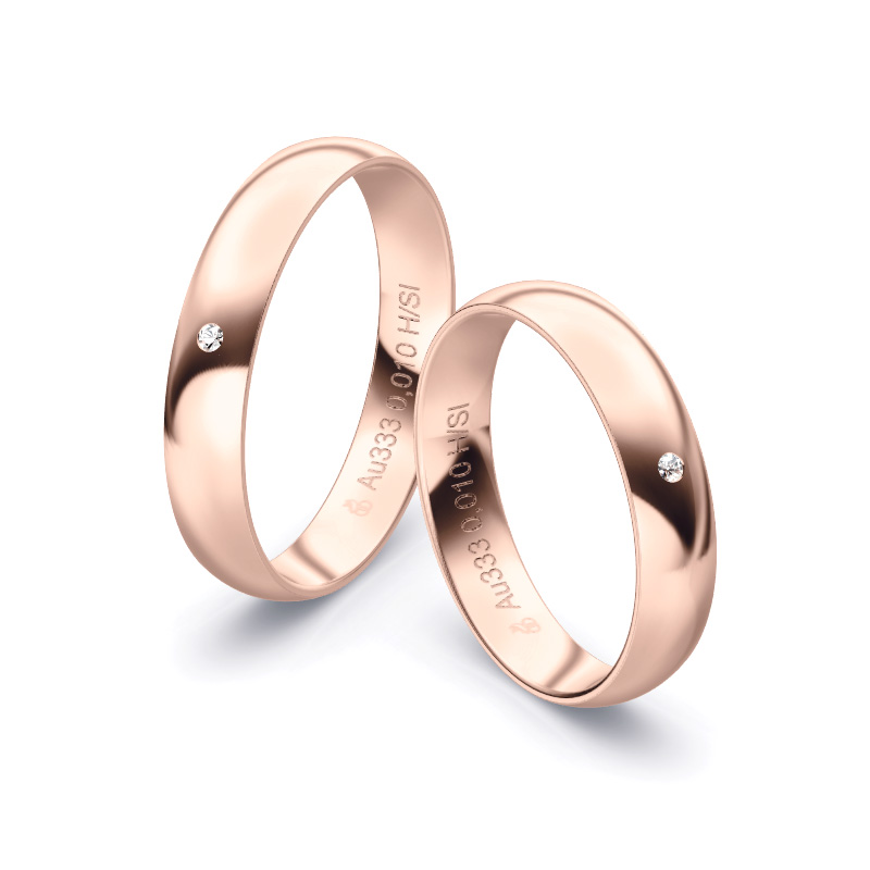 Aufnahme von polierten Eheringen aus Rosegold mit Diamanten 