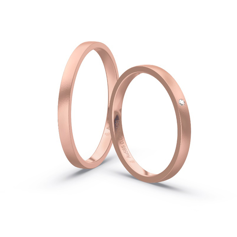 Aufnahme von schmalen Eheringen aus Rosegold in 2 mm Breite mit Diamant und Sandmattierung