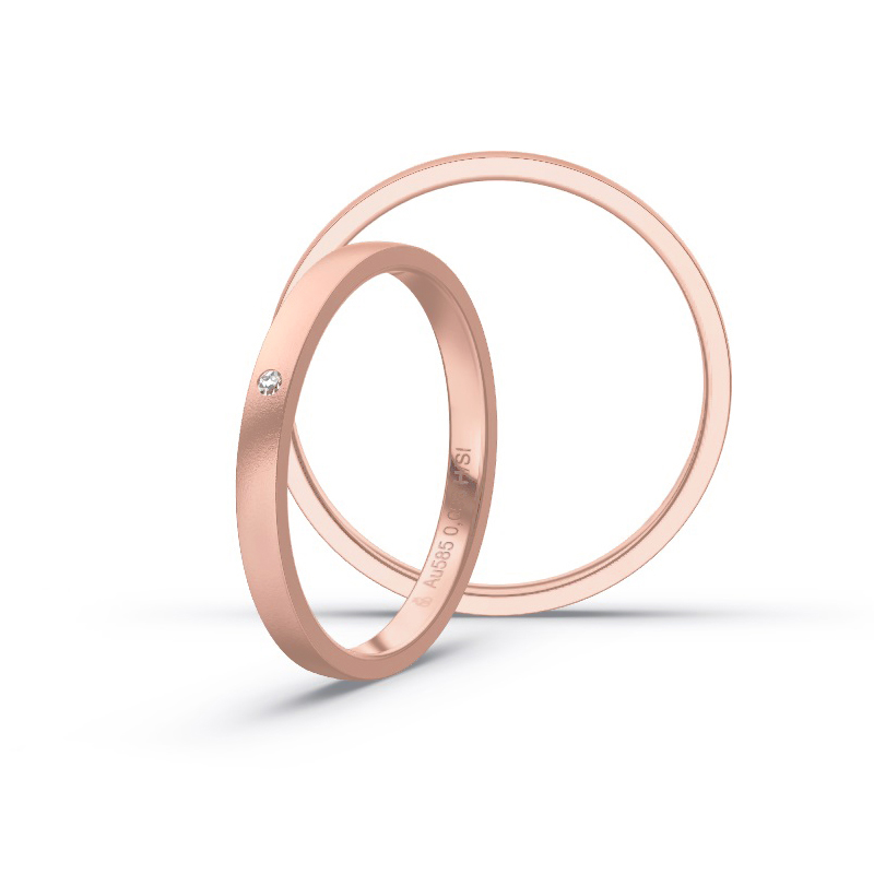 Aufnahme von schmalen Eheringen aus Rosegold in 2 mm Breite mit Diamant und Sandmattierung