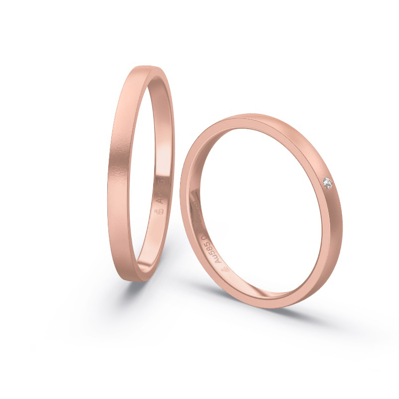 Aufnahme von schmalen Eheringen aus Rosegold in 2 mm Breite mit Diamant und Sandmattierung