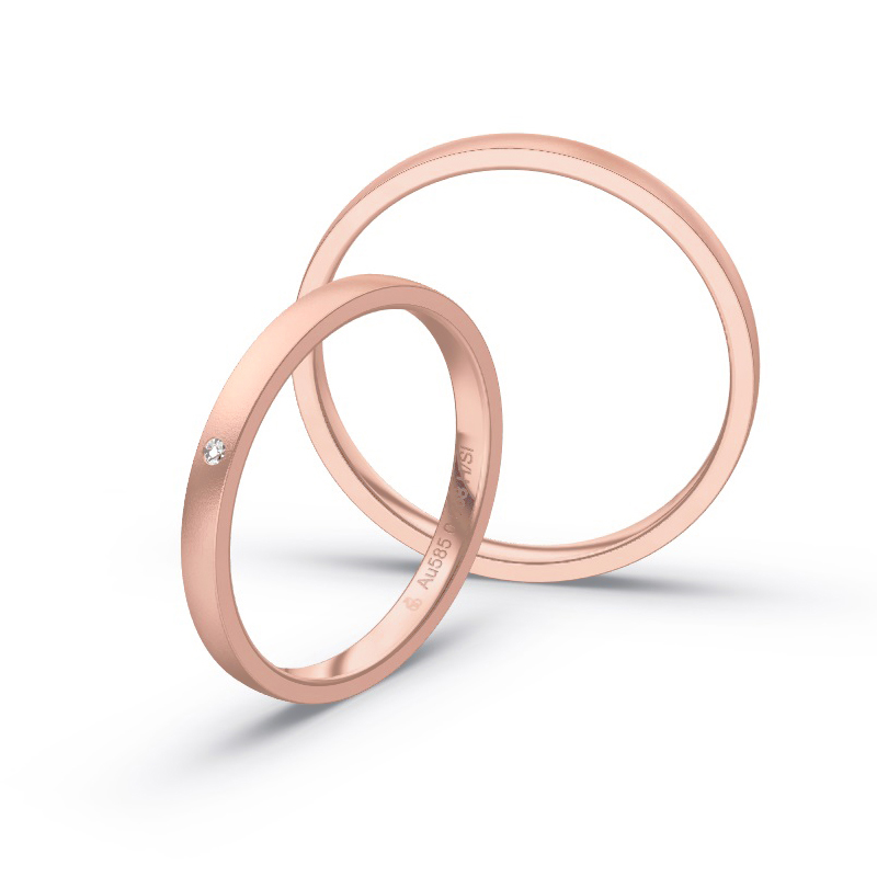 Aufnahme von schmalen Eheringen aus Rosegold in 2 mm Breite mit Diamant und Sandmattierung